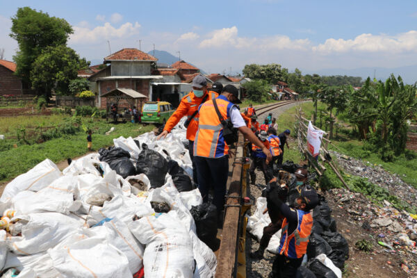 Daop 2 Bersihkan Sampah Di Lintasan Jalur KA KAPOL ID