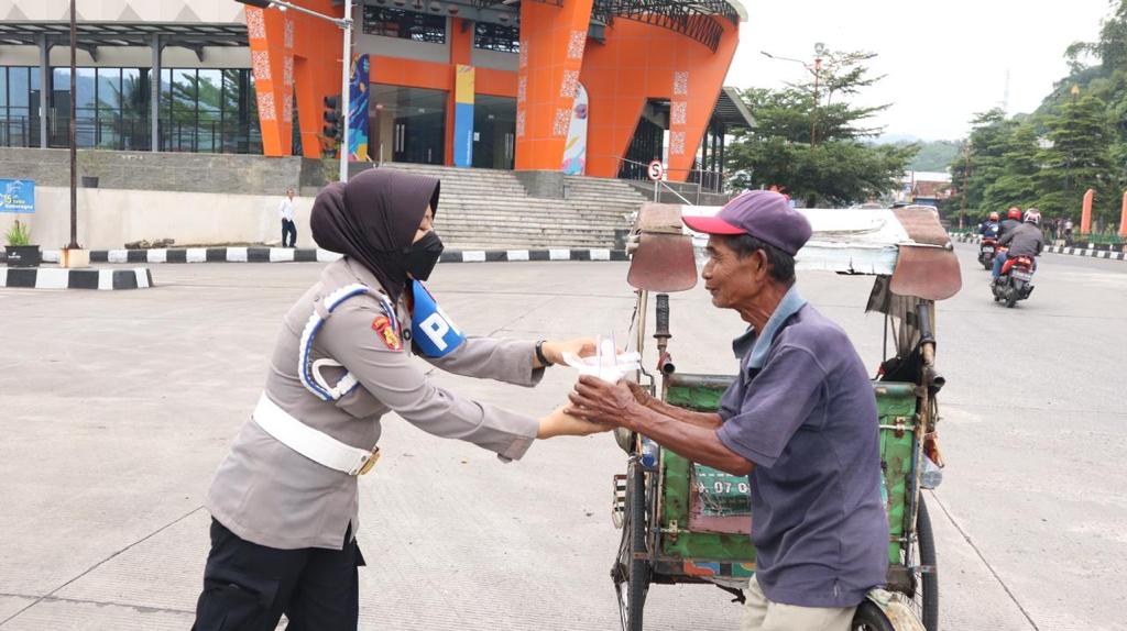 Ramadan Polwan Di Sumedang Bagikan Paket Takjil Gratis Kapol Id