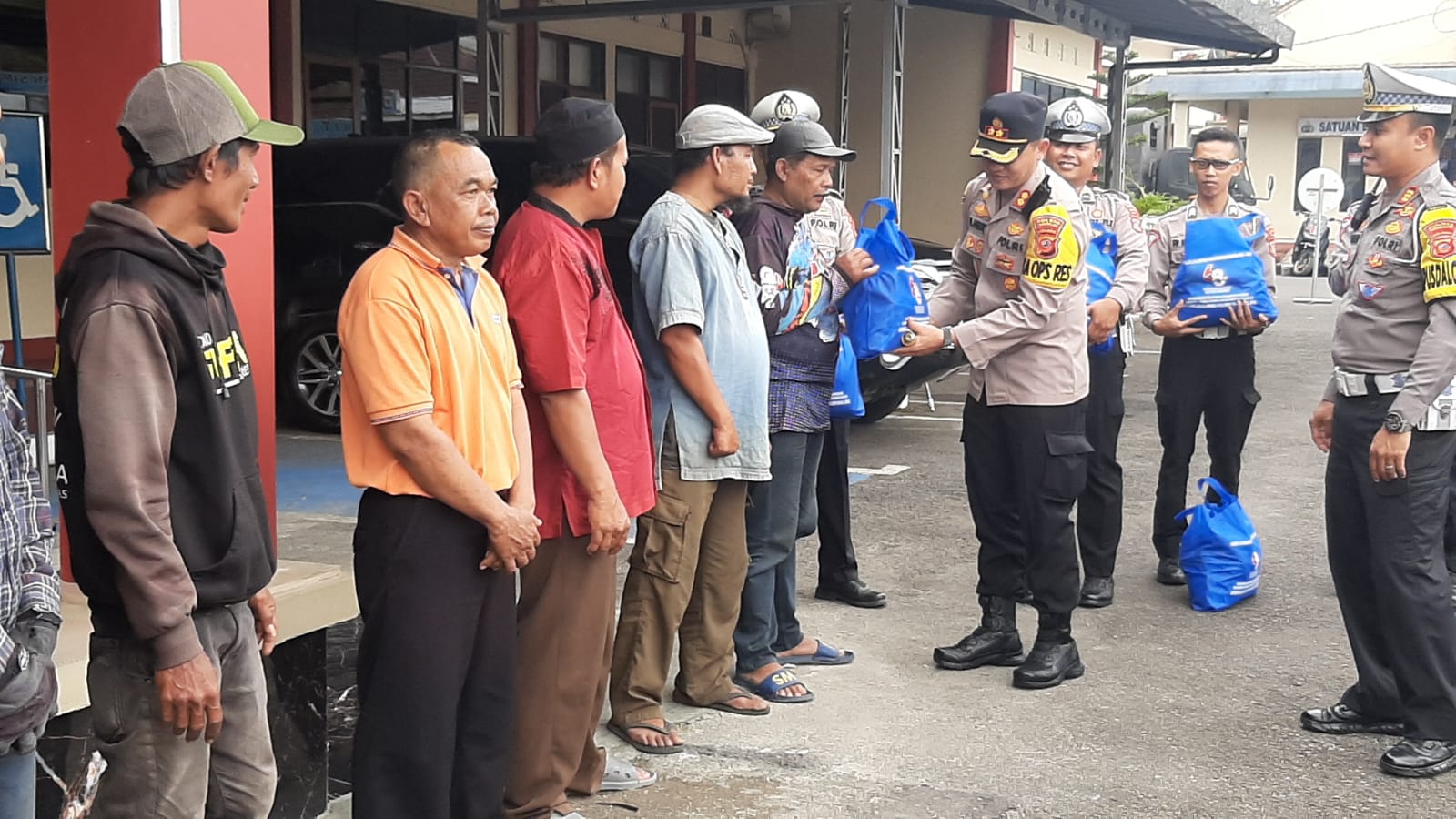 Hut Lalu Lintas Polres Tasikmalaya Berikan Sembako Pada Warga Kapol Id