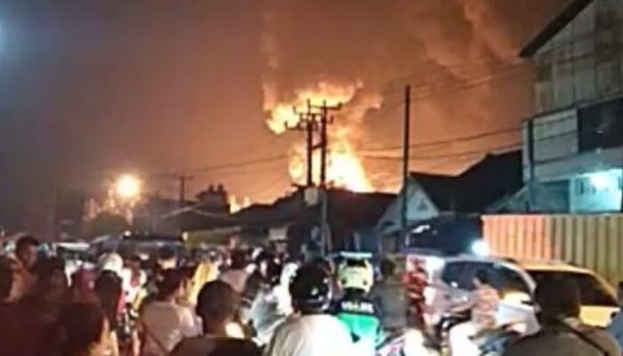 Gudang Plastik Dollar Terbakar