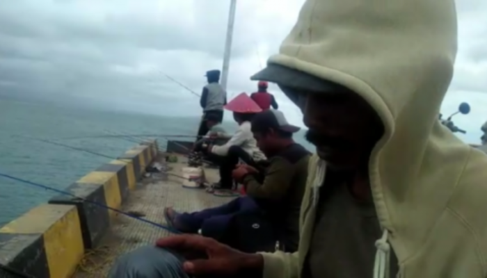 Pemancing Kaget Ada Pendaratan Darurat di Laut