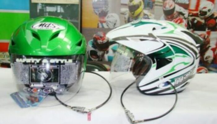 Pencuri Helm Terekam Kamera