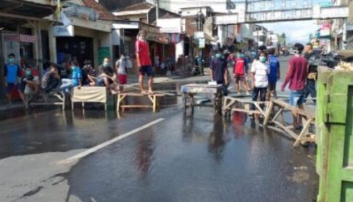 Warga Blokir Jalan