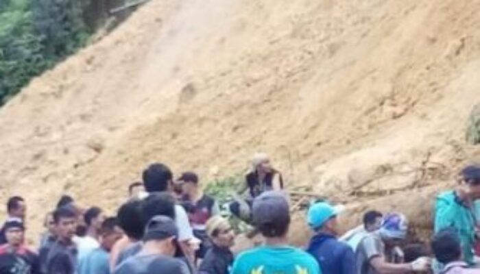 Puluhan Penambang Tertimbun Longsor