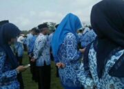 Asyik Main Hape Saat Upacara