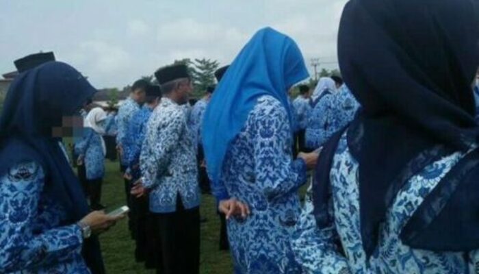 Asyik Main Hape Saat Upacara