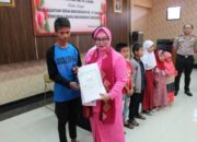 Warga Difasilitasi Bhayangkari Terbitkan Akta Kelahiran