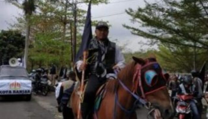 Peserta Berkuda Meriahkan Pawai 1 Muharram 1441 H