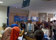 Direksi Bank BJB, Sapa dan Berikan Pelayanan Langsung ke Nasabah di Hari Pelanggan Nasional