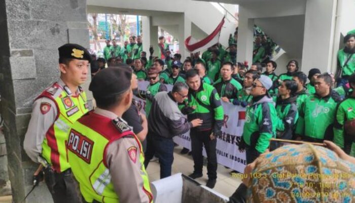 Bos Big Blue Taxi Asal Malaysia, Hina Driver Ojek Online