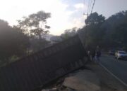 Truk Kontainer Timpa Rumah Warga