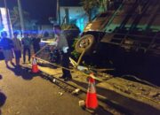 Tronton Terperosok di Galian Kabel