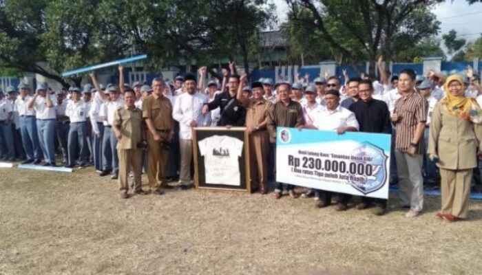 Lelang Kaos Band Gigi Rp 230 Juta Buat Masjid SMAN 3 Tasik