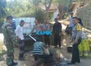 Polsek Ciawi Distribusikan Air Gunakan Mobil Patroli