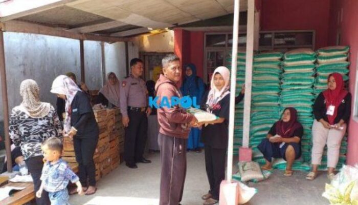 Ribuan Warga Terima Bantuan Paket Sembako