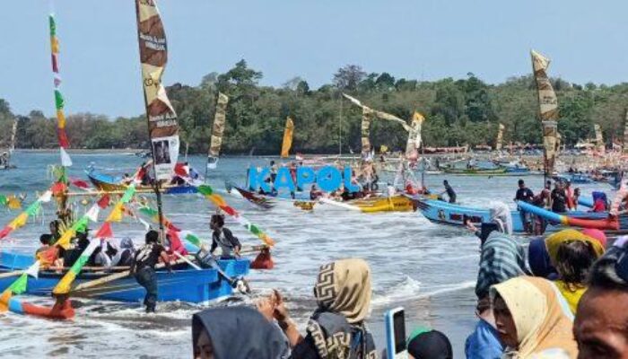 Syukuran Nelayan Pantai Batukaras Dibanjiri Pengunjung