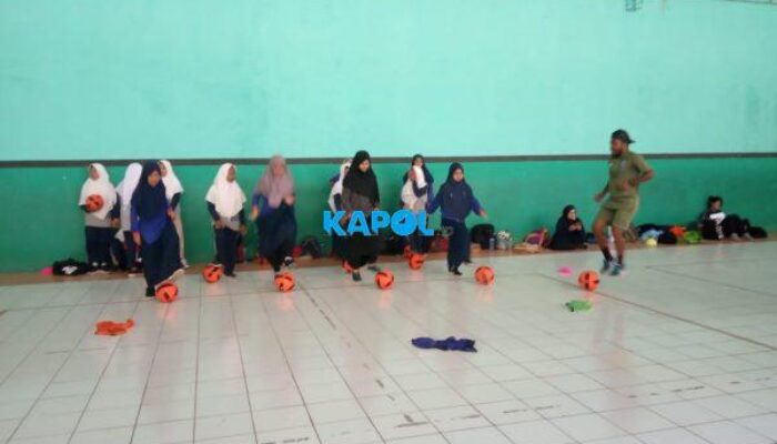 Sepak Bola Santri Putri Pesantren Al Khoiriyyah, Dibina Pelatih dari Amerika