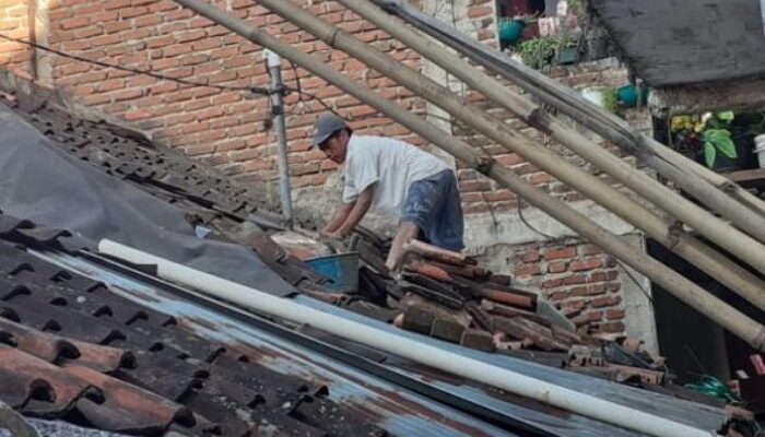 Terjangan Angin Kencang di Wanaraja Rusak Enam Rumah