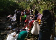 Warga Tasik Utara Rame-Rame Bersihkan Sungai Ciwalen