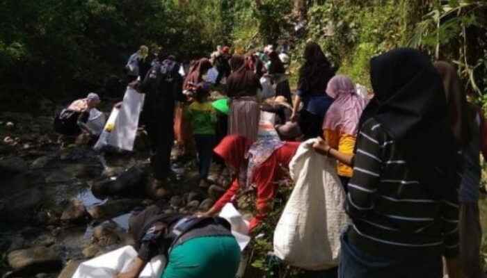 Warga Tasik Utara Rame-Rame Bersihkan Sungai Ciwalen