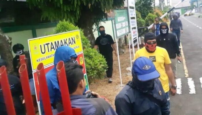 Densus 88 Menggeledah PLN Tasikmalaya