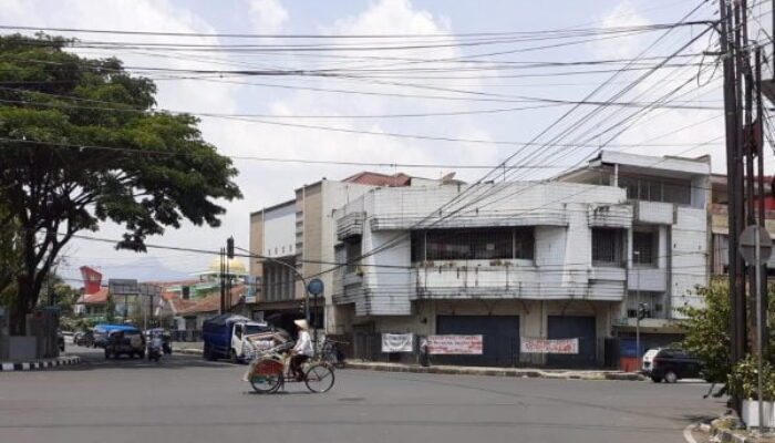 Spanduk Kecaman dan Mosi Tidak Percaya Terpasang di Perempatan Jalan