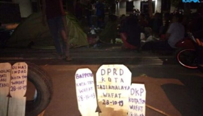 Mahasiswa Beraksi, Pasang Tenda dan Menginap di Halaman DPRD Kota Tasikmalaya