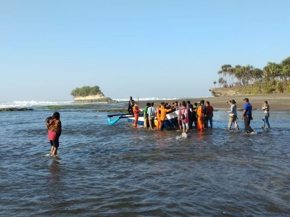 Tim Sar Gabungan Temukan Korban Terseret Ombak Di Pantai Pangandaran