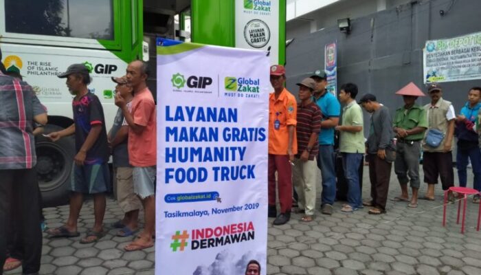 Makan Siang Gratis di Masjid Agung