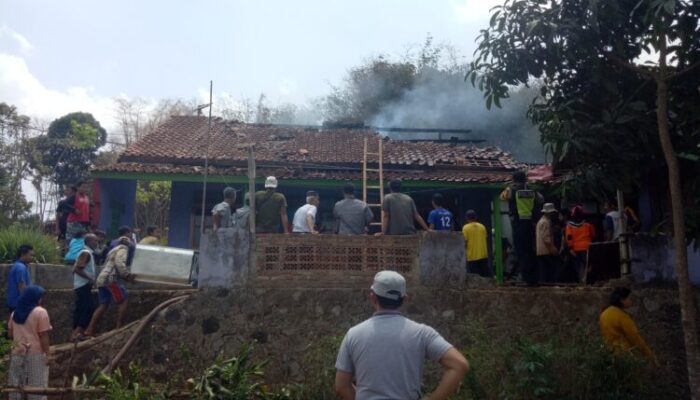 Ditinggal Pergi ke Undangan, Rumah Pedagang Es Goyobod Terbakar