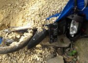 Truk Pasir Kuarsa Terguling Menimpa Sepeda Motor