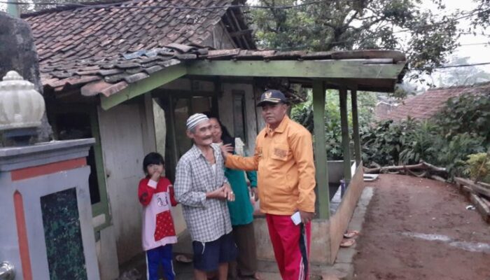 Senangnya Hansip Veteran Disambangi Pak Kades