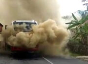 Bus Terbakar Penumpang Berhamburan Menyelamatkan Diri