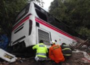 Bus Primajasa Terperosok di Jalan Nagreg