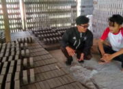 Ramdan, Santri Kreatif Geluti Usaha Batu Bata Merah di Nagreg