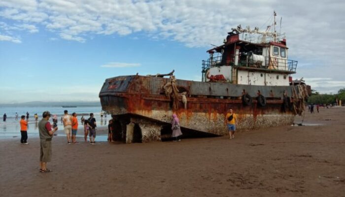 Tersapu Badai, Kapal Terdampar Jadi Tontonan Wisatawan Pangandaran