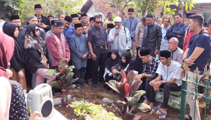 Ahmad Djuwaeni, Guru Sekaligus Orang Tua