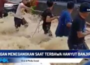 Adegan Menegangkan Warga Terseret Arus Banjir