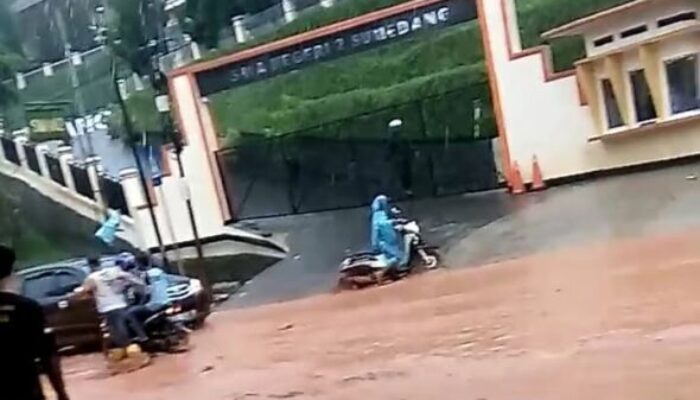 Banjir Lumpur, Hambat Lalu Lintas Jalan Wado – Sumedang
