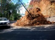 Tebing SMKN Puspahiang Longsor Tutupi Bahu Jalan