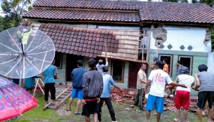 Rumah Ambruk Diguyur Hujan Ekstrem di Banjaranyar Ciamis