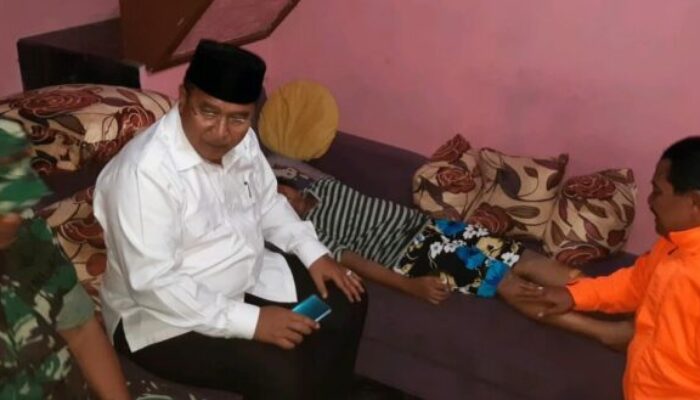 Meski Ikut Terimbas Angin Kencang, Wali Kota Sempatkan Jenguk Korban Rumah Ambruk