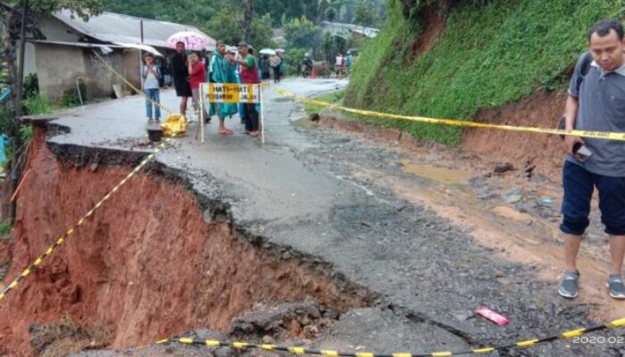 Banjir Lumpur Plus Longsor, Akses Jalan Tak Bisa Dilalui Kendaraan