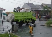 Salut, Petugas Sampah Huhujanan Tetap Angkut Sampah