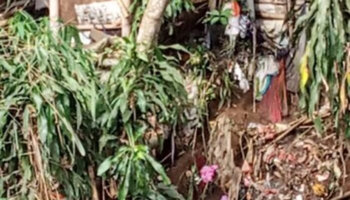Sampah Menggunung, Rumah di Kampung Sela Awi Terancam Longsor
