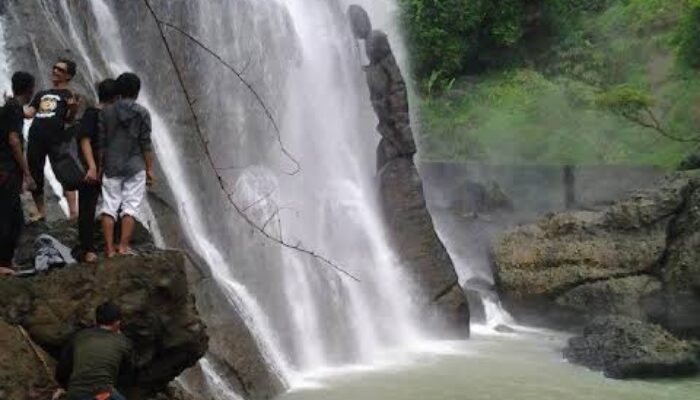 Bebatuan di Curug Caweni Mirip Apa Ayo?