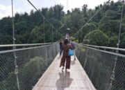 Sensasi Jembatan Gantung Menuju Curug Sawer Sukabumi