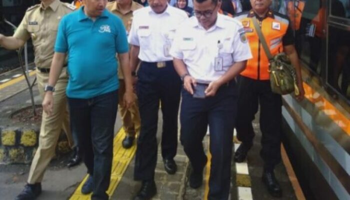 Smilling West Java Historical Railway Tour