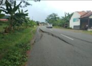 Awas, Ada Ranjau di Jalan Lingkar Darmaraja-Wado