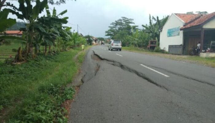 Awas, Ada Ranjau di Jalan Lingkar Darmaraja-Wado